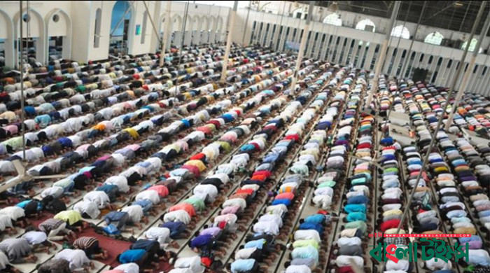 রমজানের প্রথম জুমায় মুসল্লিদের ঢল